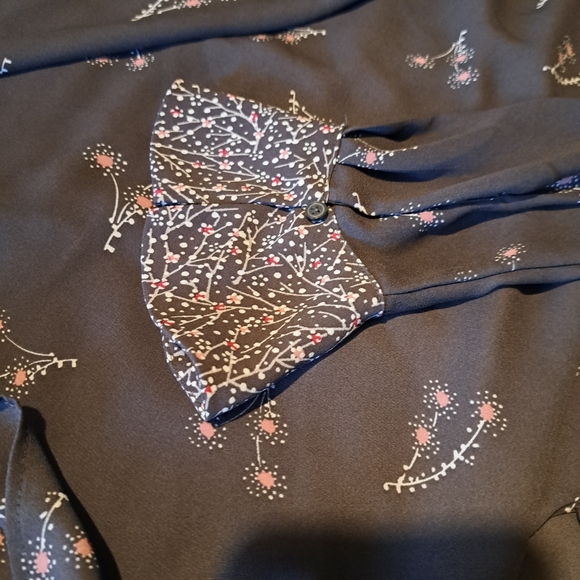 LOFT Outlet charcoal gray and floral blouse. Long Sleeve scoop neck. Size Medium - Picture 6 of 12